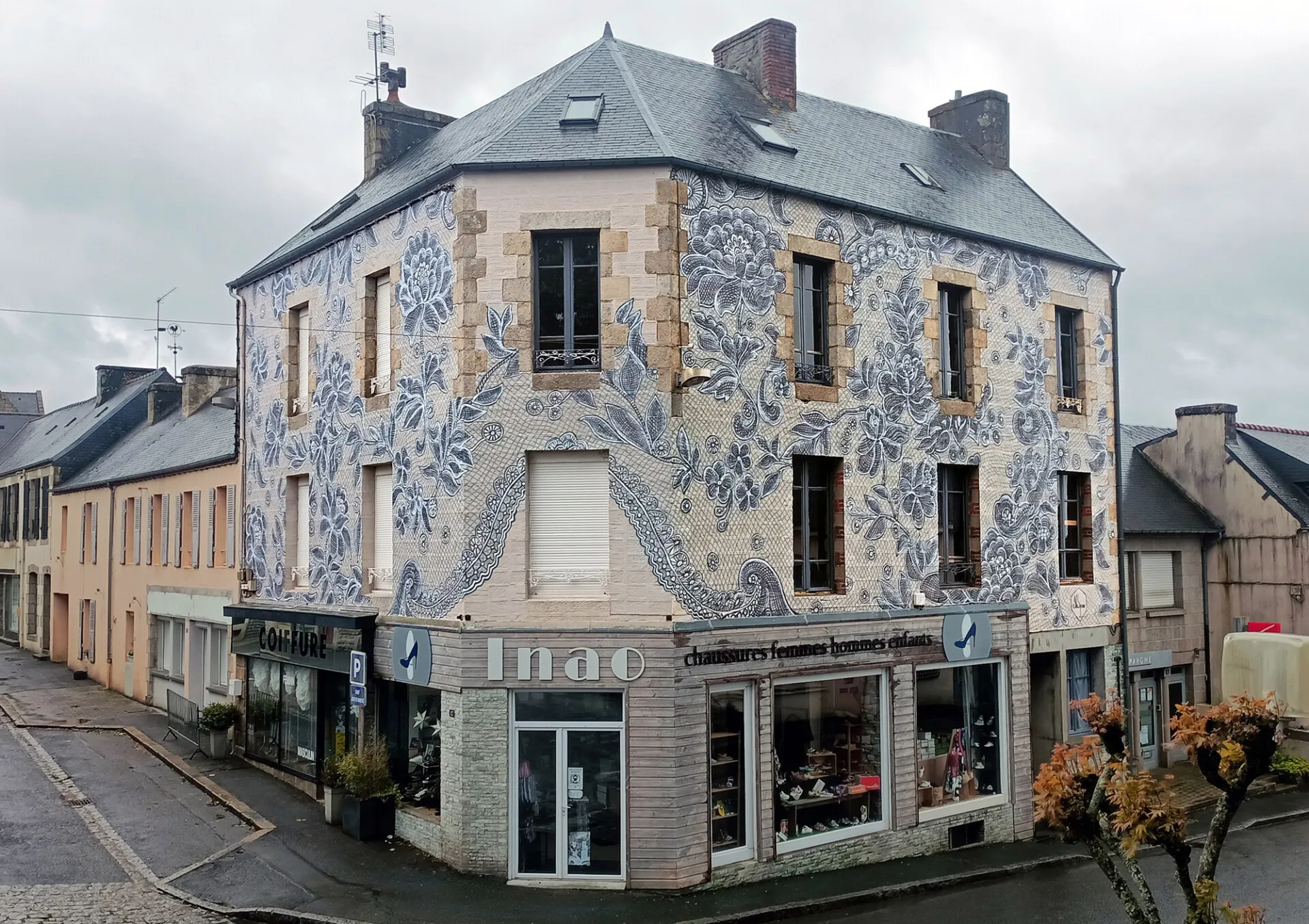 Des fresques avec des motifs de dentelle par Nespoon Des fresques avec des motifs de dentelle nespoon callac france Des-fresques-avec-des-motifs-de-dentelle-nespoon-callac-france