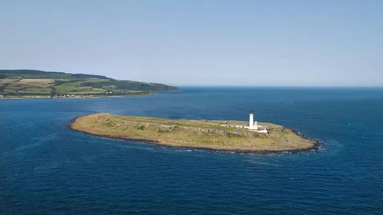 Pladda, une île avec ses bâtiments et son phare à vendre pour le prix d'une maison Pladda une ile avec ses batiments et son phare a vendre pour le prix d une maison 6 Pladda-une-ile-avec-ses-batiments-et-son-phare-a-vendre-pour-le-prix-d-une-maison-6