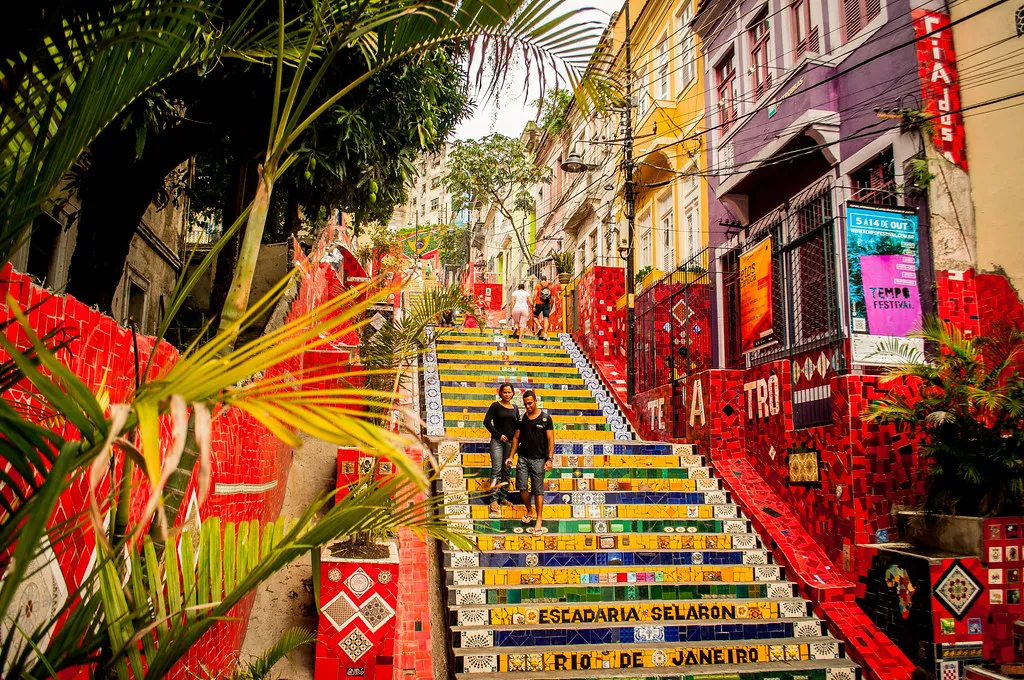 L'escalier Selarón - Escadaria Selarón - escalier en mosaïque de Rio de Janeiro escalier Selaron Escadaria Selaron de Rio de Janeiro par Jorge Selaron mosaique street art 2 escalier-Selaron-Escadaria-Selaron-de-Rio-de-Janeiro-par-Jorge-Selaron-mosaique-street-art-2