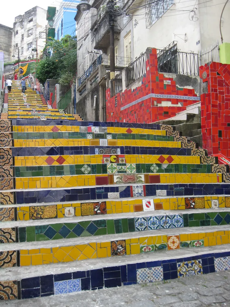 L'escalier Selarón - Escadaria Selarón - escalier en mosaïque de Rio de Janeiro escalier Selaron Escadaria Selaron de Rio de Janeiro par Jorge Selaron mosaique street art 6 escalier-Selaron-Escadaria-Selaron-de-Rio-de-Janeiro-par-Jorge-Selaron-mosaique-street-art-6.