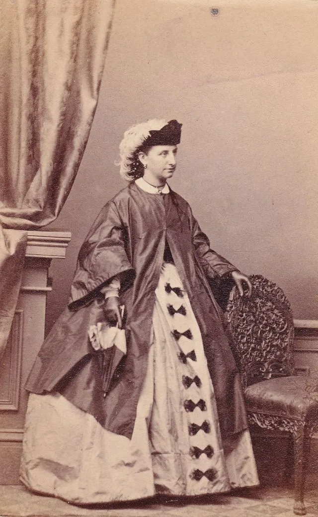 25 portraits de jeunes femmes en robe à crinoline au milieu du 19ème siècle portraits de jeunes femmes en robe a crinoline au milieu du 19eme siecle 10 portraits-de-jeunes-femmes-en-robe-a-crinoline-au-milieu-du-19eme-siecle-10