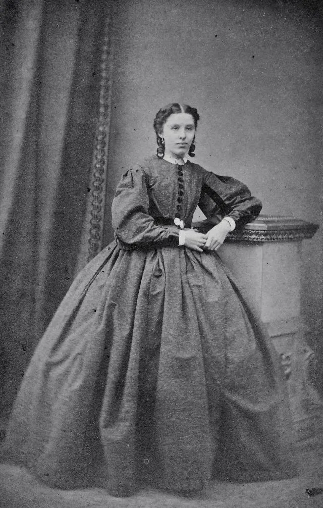 25 portraits de jeunes femmes en robe à crinoline au milieu du 19ème siècle portraits de jeunes femmes en robe a crinoline au milieu du 19eme siecle 13 portraits-de-jeunes-femmes-en-robe-a-crinoline-au-milieu-du-19eme-siecle-13