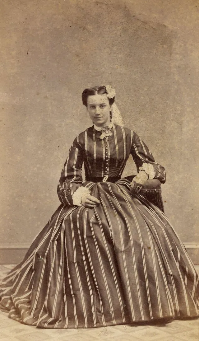 25 portraits de jeunes femmes en robe à crinoline au milieu du 19ème siècle portraits de jeunes femmes en robe a crinoline au milieu du 19eme siecle 14 portraits-de-jeunes-femmes-en-robe-a-crinoline-au-milieu-du-19eme-siecle-14