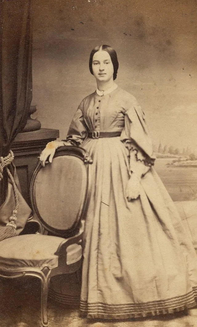 25 portraits de jeunes femmes en robe à crinoline au milieu du 19ème siècle portraits de jeunes femmes en robe a crinoline au milieu du 19eme siecle 16 portraits-de-jeunes-femmes-en-robe-a-crinoline-au-milieu-du-19eme-siecle-16