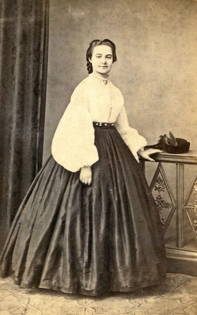 25 portraits de jeunes femmes en robe à crinoline au milieu du 19ème siècle portraits de jeunes femmes en robe a crinoline au milieu du 19eme siecle 17 portraits-de-jeunes-femmes-en-robe-a-crinoline-au-milieu-du-19eme-siecle-17