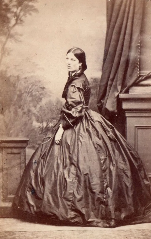 25 portraits de jeunes femmes en robe à crinoline au milieu du 19ème siècle portraits de jeunes femmes en robe a crinoline au milieu du 19eme siecle 18 portraits-de-jeunes-femmes-en-robe-a-crinoline-au-milieu-du-19eme-siecle-18