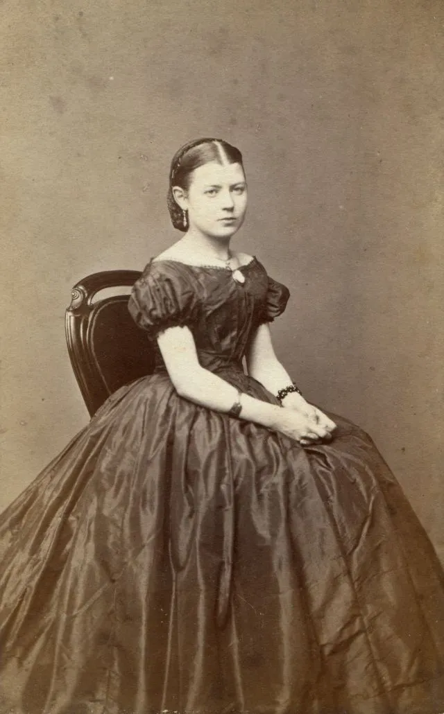 25 portraits de jeunes femmes en robe à crinoline au milieu du 19ème siècle portraits de jeunes femmes en robe a crinoline au milieu du 19eme siecle 19 portraits-de-jeunes-femmes-en-robe-a-crinoline-au-milieu-du-19eme-siecle-19
