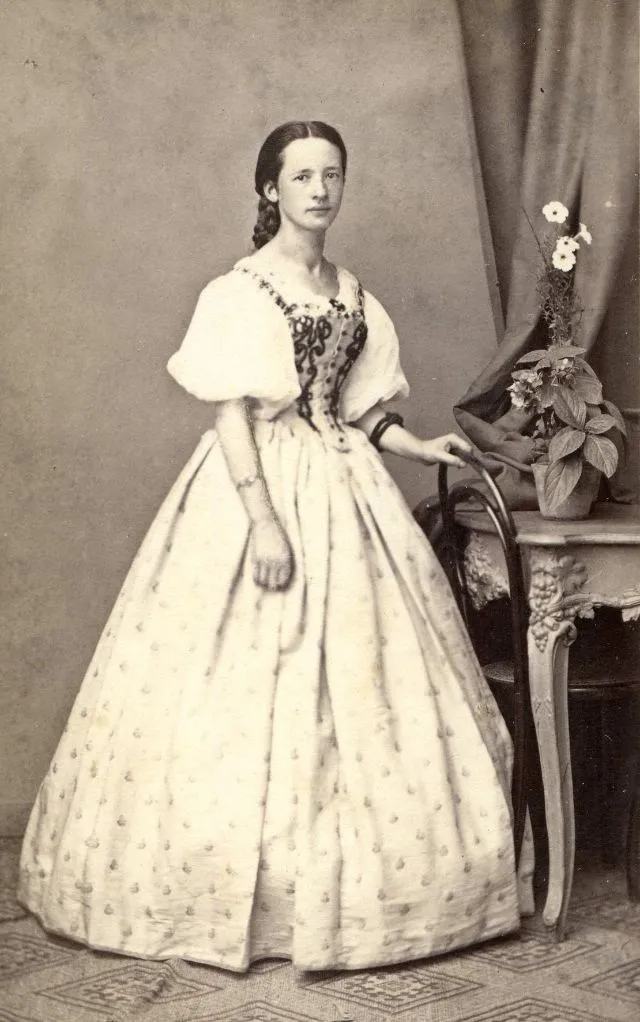 25 portraits de jeunes femmes en robe à crinoline au milieu du 19ème siècle portraits de jeunes femmes en robe a crinoline au milieu du 19eme siecle 20 portraits-de-jeunes-femmes-en-robe-a-crinoline-au-milieu-du-19eme-siecle-20