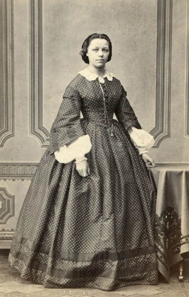 25 portraits de jeunes femmes en robe à crinoline au milieu du 19ème siècle portraits de jeunes femmes en robe a crinoline au milieu du 19eme siecle 22 portraits-de-jeunes-femmes-en-robe-a-crinoline-au-milieu-du-19eme-siecle-22
