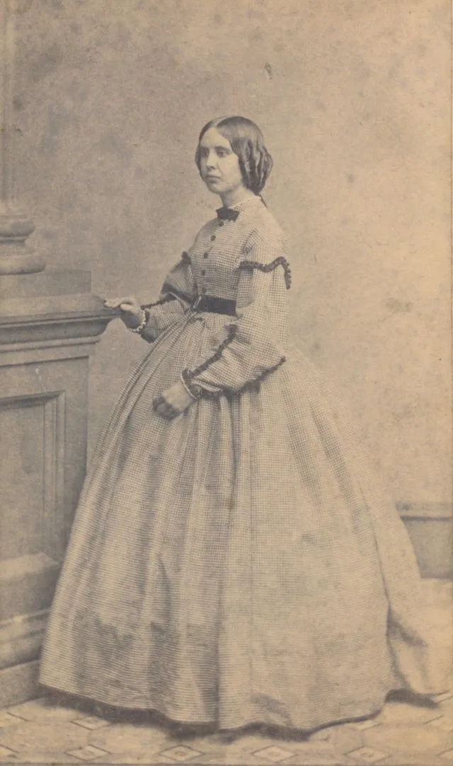 25 portraits de jeunes femmes en robe à crinoline au milieu du 19ème siècle portraits de jeunes femmes en robe a crinoline au milieu du 19eme siecle 24 portraits-de-jeunes-femmes-en-robe-a-crinoline-au-milieu-du-19eme-siecle-24