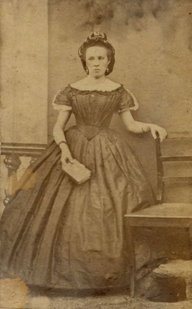 25 portraits de jeunes femmes en robe à crinoline au milieu du 19ème siècle portraits de jeunes femmes en robe a crinoline au milieu du 19eme siecle 4 portraits-de-jeunes-femmes-en-robe-a-crinoline-au-milieu-du-19eme-siecle-4