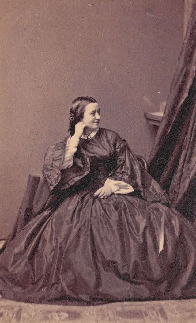 25 portraits de jeunes femmes en robe à crinoline au milieu du 19ème siècle portraits de jeunes femmes en robe a crinoline au milieu du 19eme siecle 5 portraits-de-jeunes-femmes-en-robe-a-crinoline-au-milieu-du-19eme-siecle-5