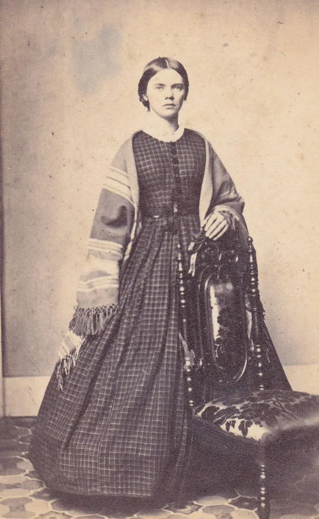 25 portraits de jeunes femmes en robe à crinoline au milieu du 19ème siècle portraits de jeunes femmes en robe a crinoline au milieu du 19eme siecle 7 portraits-de-jeunes-femmes-en-robe-a-crinoline-au-milieu-du-19eme-siecle-7