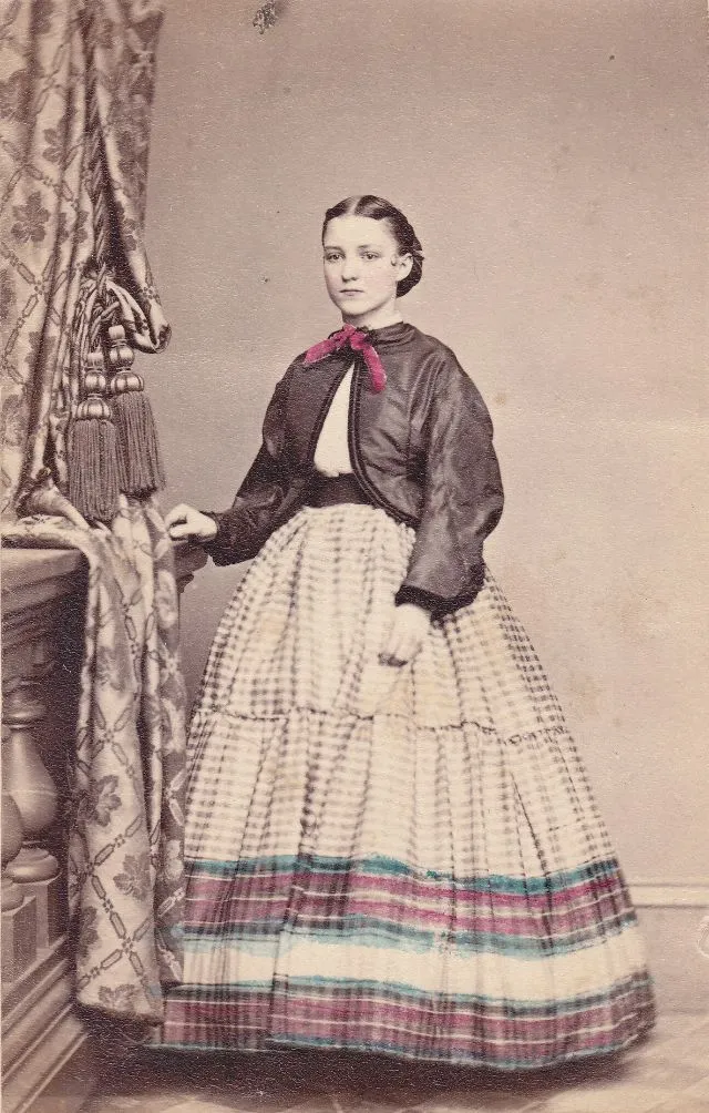 25 portraits de jeunes femmes en robe à crinoline au milieu du 19ème siècle portraits de jeunes femmes en robe a crinoline au milieu du 19eme siecle 8 portraits-de-jeunes-femmes-en-robe-a-crinoline-au-milieu-du-19eme-siecle-8