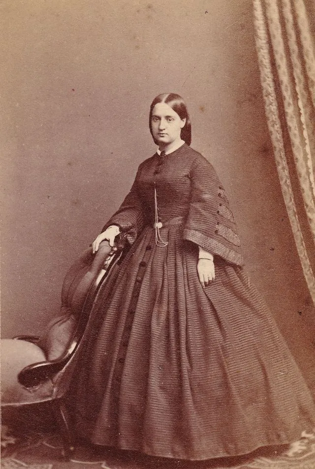 25 portraits de jeunes femmes en robe à crinoline au milieu du 19ème siècle portraits de jeunes femmes en robe a crinoline au milieu du 19eme siecle 9 portraits-de-jeunes-femmes-en-robe-a-crinoline-au-milieu-du-19eme-siecle-9