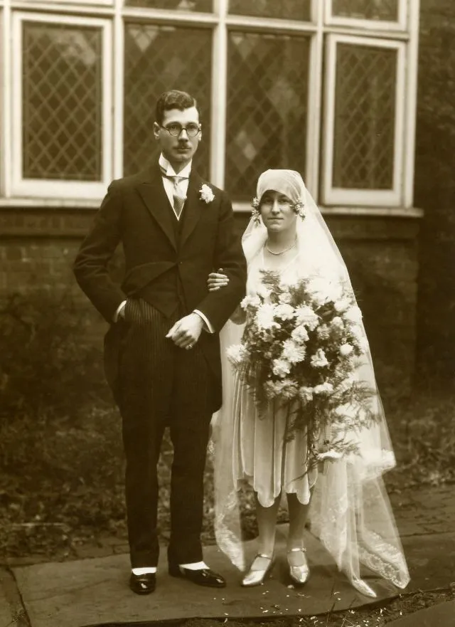 35 photos de couples à leur mariage dans les années 1920 35 photos de couples a leur mariage dans les annees 1920 maries 23 35-photos-de-couples--a-leur-mariage-dans-les-annees-1920-maries-23