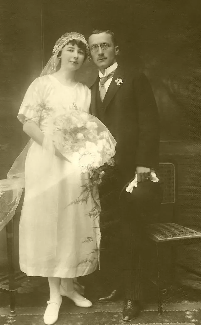 35 photos de couples à leur mariage dans les années 1920 35 photos de couples a leur mariage dans les annees 1920 maries 29 35-photos-de-couples--a-leur-mariage-dans-les-annees-1920-maries-29