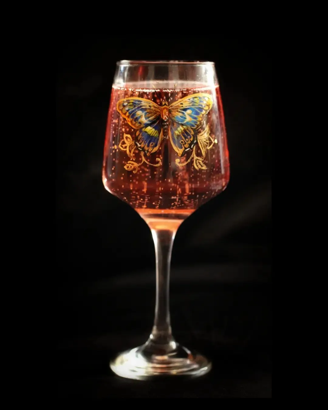 Des bocaux et des verres avec des peintures décoratives Des bocaux et des verres avec des peintures decoratives 12 papillon Des-bocaux-et-des-verres-avec-des-peintures-decoratives-12-papillon