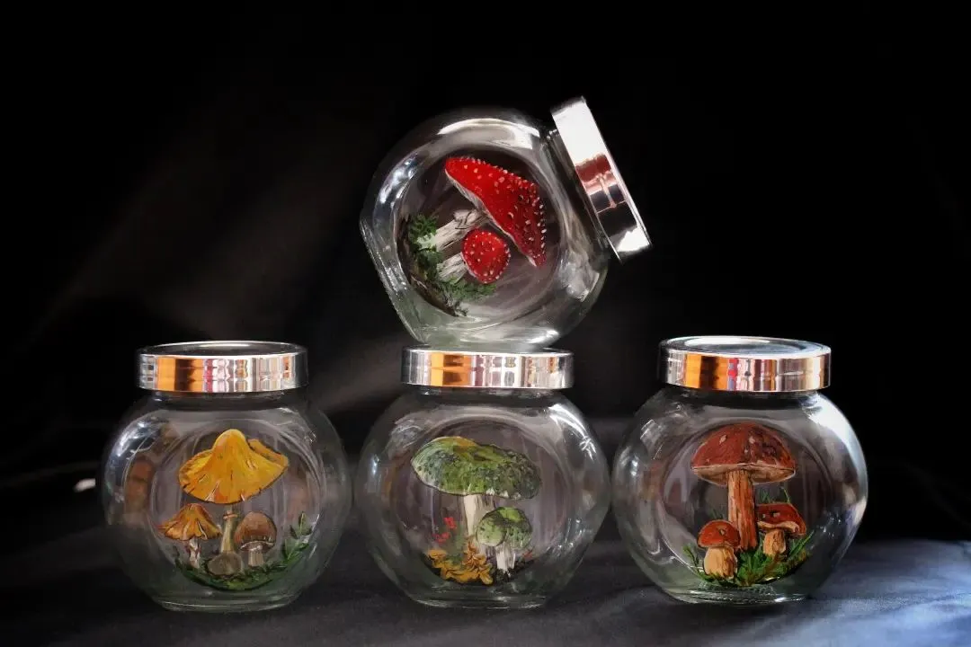 Des bocaux et des verres avec des peintures décoratives Des bocaux et des verres avec des peintures decoratives 16 champignons Des-bocaux-et-des-verres-avec-des-peintures-decoratives-16-champignons.