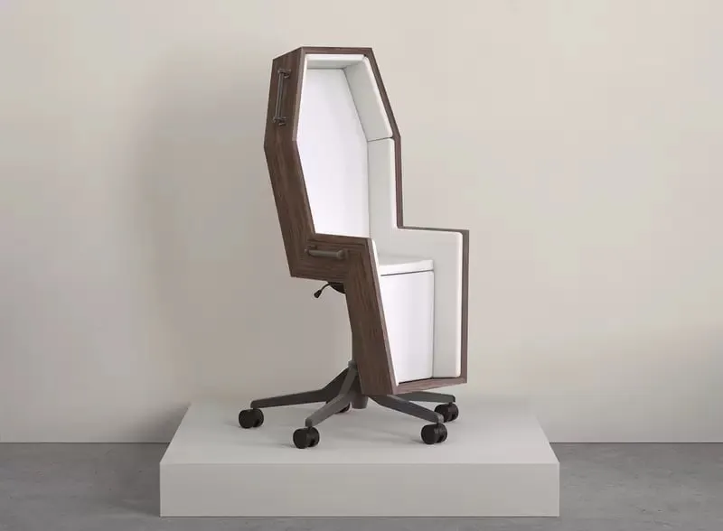 Des chaises cercueils pour ceux qui se tuent au boulot Des chaises cercueils pour ceux qui se tuent au boulot fauteuil en forme de cercueil 3 Des-chaises-cercueils-pour-ceux-qui-se-tuent-au-boulot-fauteuil-en-forme-de-cercueil-3