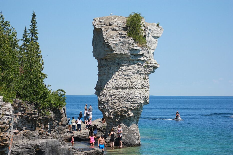 Flowerpot island - l' île aux pots de fleurs flowerpot island rocher pot de fleurs ontario Grand pilier rocheux en forme de pot de fleurs sur Flowerpot Island, au Canada