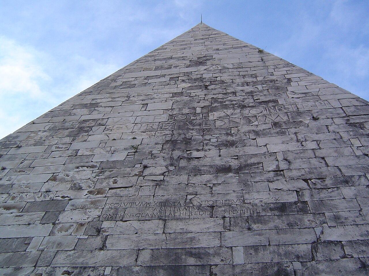 Inscription des 330 jours sur la pyramide de Cestius Inscription antique de la pyramide de Cestius mentionnant les 330 jours de construction