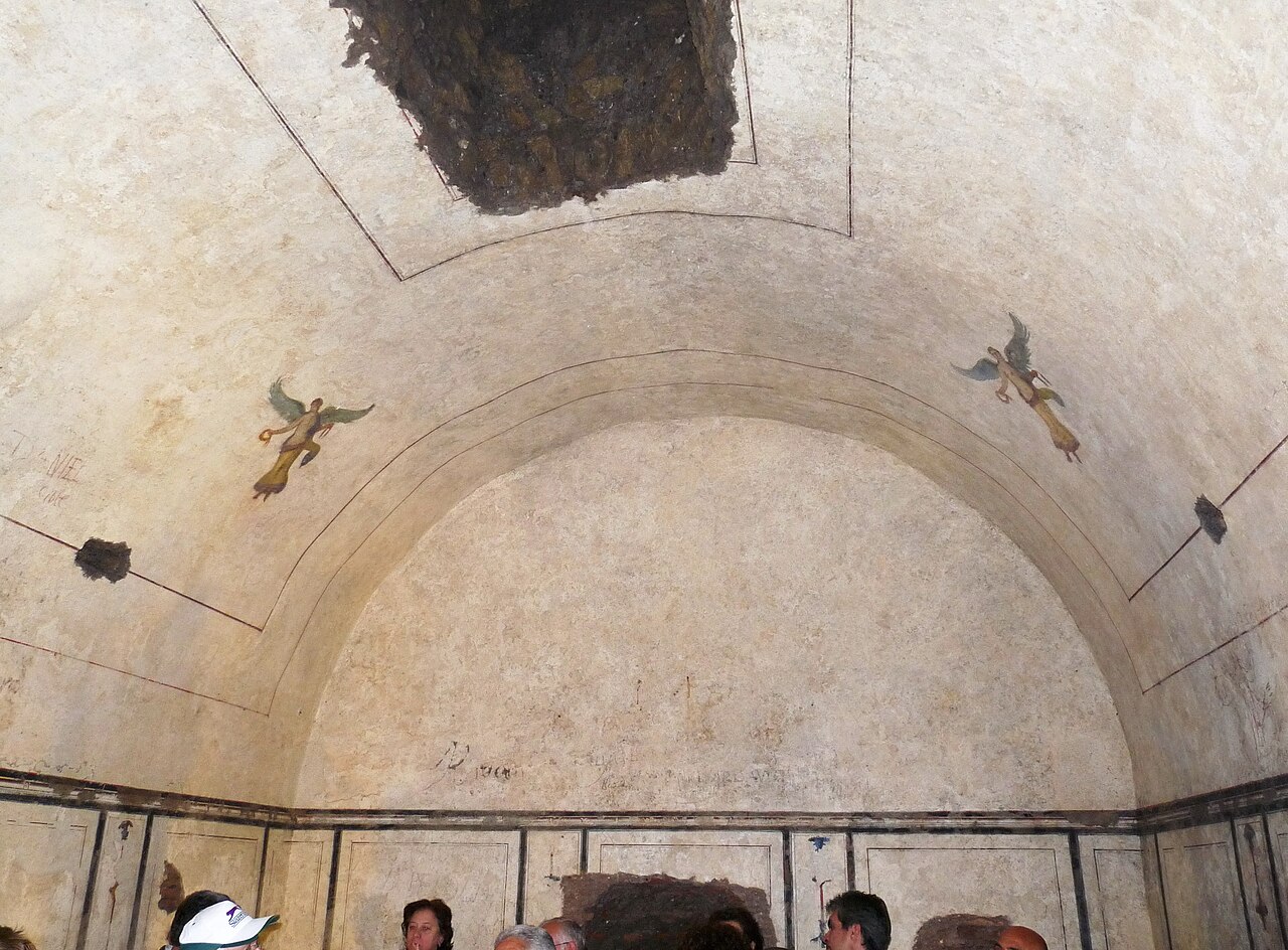 interieur pyramide cestius rome Intérieur de la pyramide de Cestius à Rome avec ses fresques antiques