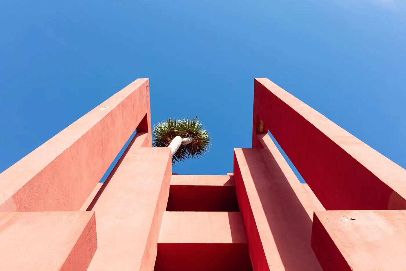 La Muralla Roja - la muraille rouge de Ricardo Bofill la muralla roja le mur rouge de ricardo bofill la manzanera calp espagne 10 la-muralla-roja-le-mur-rouge-de-ricardo-bofill-la-manzanera-calp-espagne-10