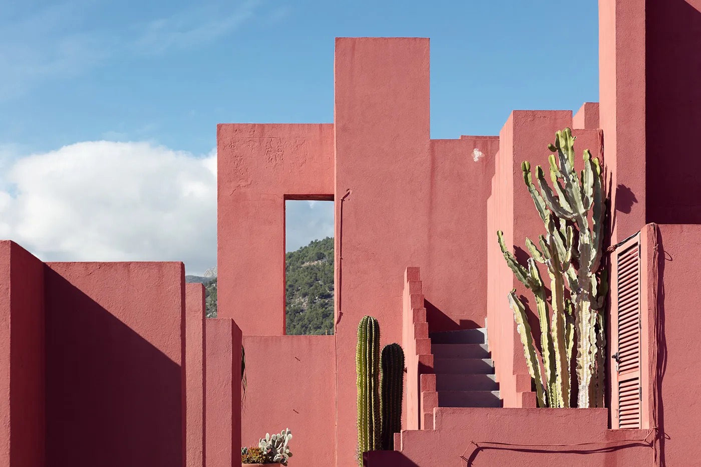 La Muralla Roja - la muraille rouge de Ricardo Bofill la muralla roja le mur rouge de ricardo bofill la manzanera calp espagne 11 la-muralla-roja-le-mur-rouge-de-ricardo-bofill-la-manzanera-calp-espagne-11