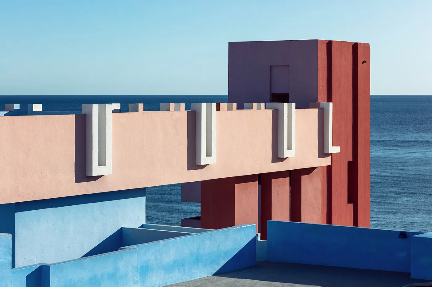 La Muralla Roja - la muraille rouge de Ricardo Bofill la muralla roja le mur rouge de ricardo bofill la manzanera calp espagne 12 la-muralla-roja-le-mur-rouge-de-ricardo-bofill-la-manzanera-calp-espagne-12