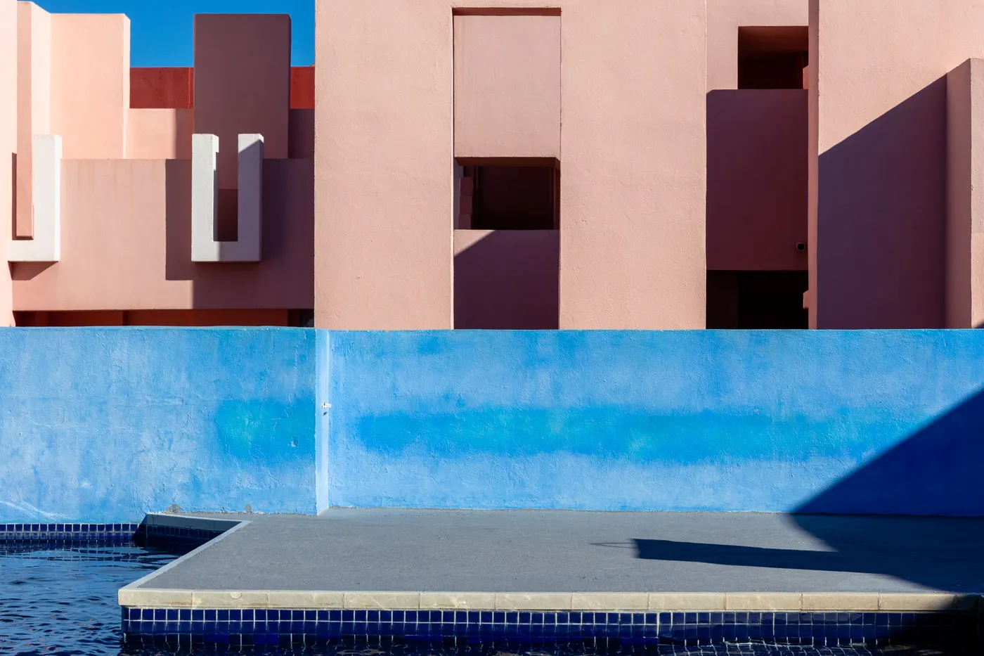 La Muralla Roja - la muraille rouge de Ricardo Bofill la muralla roja le mur rouge de ricardo bofill la manzanera calp espagne 13 la-muralla-roja-le-mur-rouge-de-ricardo-bofill-la-manzanera-calp-espagne-13