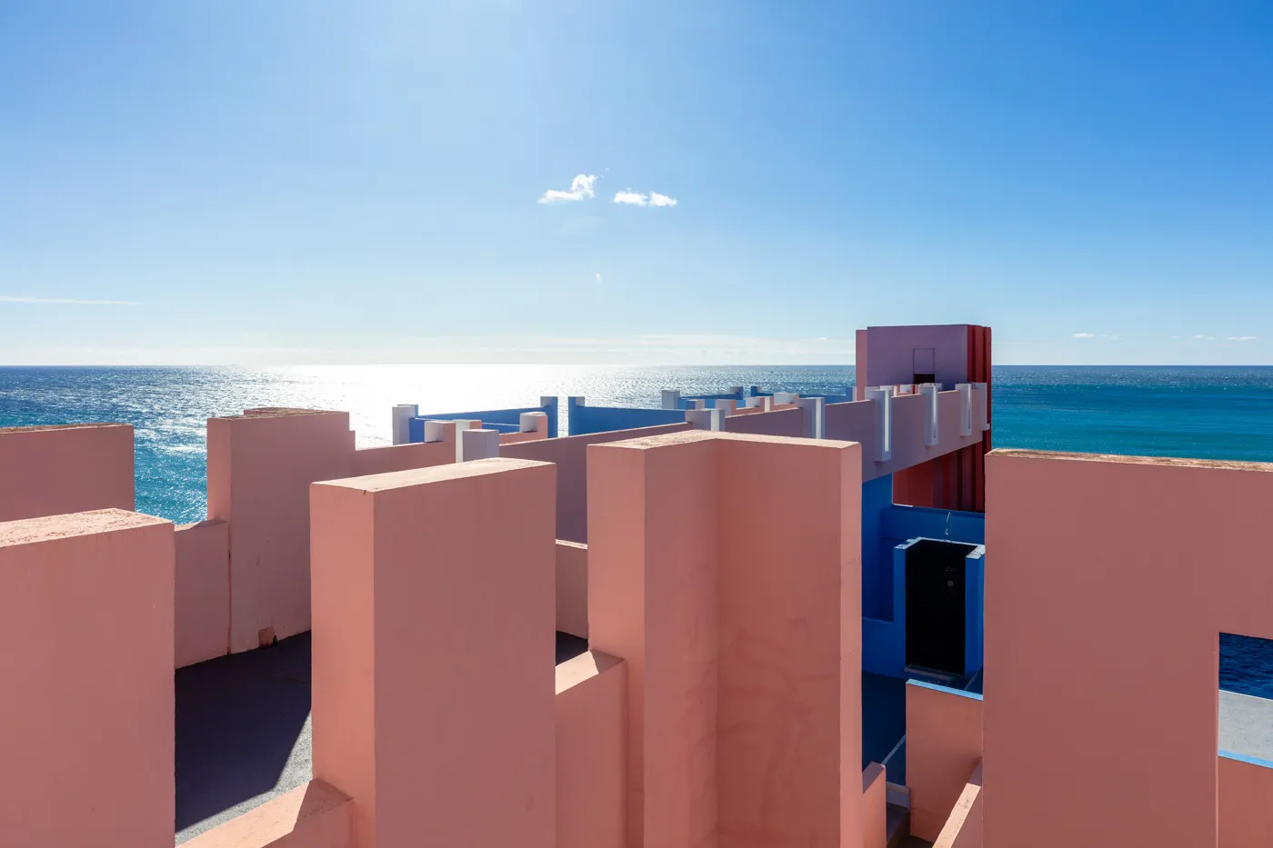 La Muralla Roja - la muraille rouge de Ricardo Bofill la muralla roja le mur rouge de ricardo bofill la manzanera calp espagne 15 la-muralla-roja-le-mur-rouge-de-ricardo-bofill-la-manzanera-calp-espagne-15