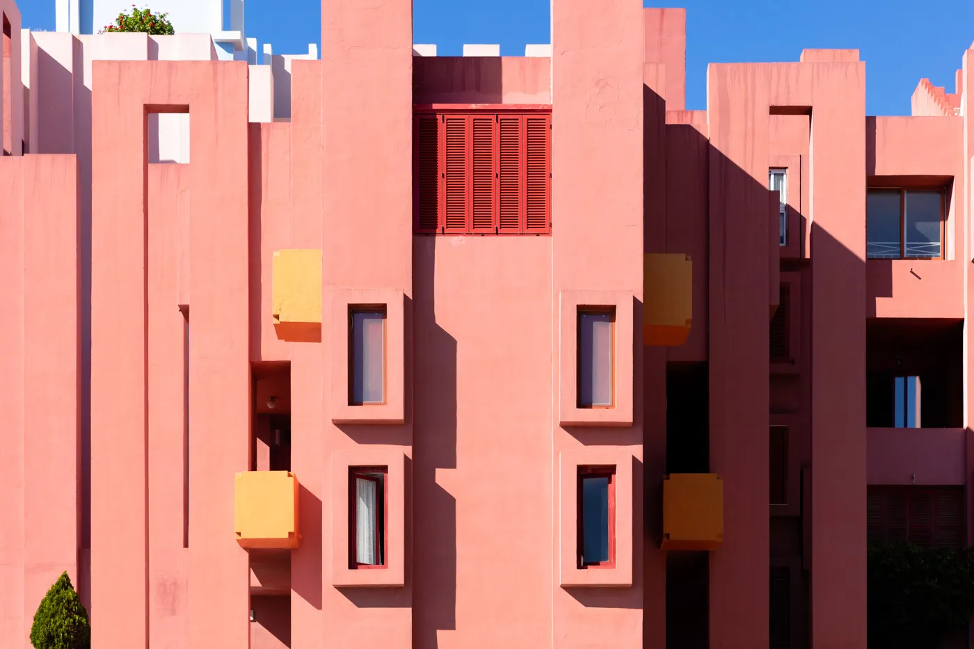 La Muralla Roja - la muraille rouge de Ricardo Bofill la muralla roja le mur rouge de ricardo bofill la manzanera calp espagne 3 la-muralla-roja-le-mur-rouge-de-ricardo-bofill-la-manzanera-calp-espagne-3