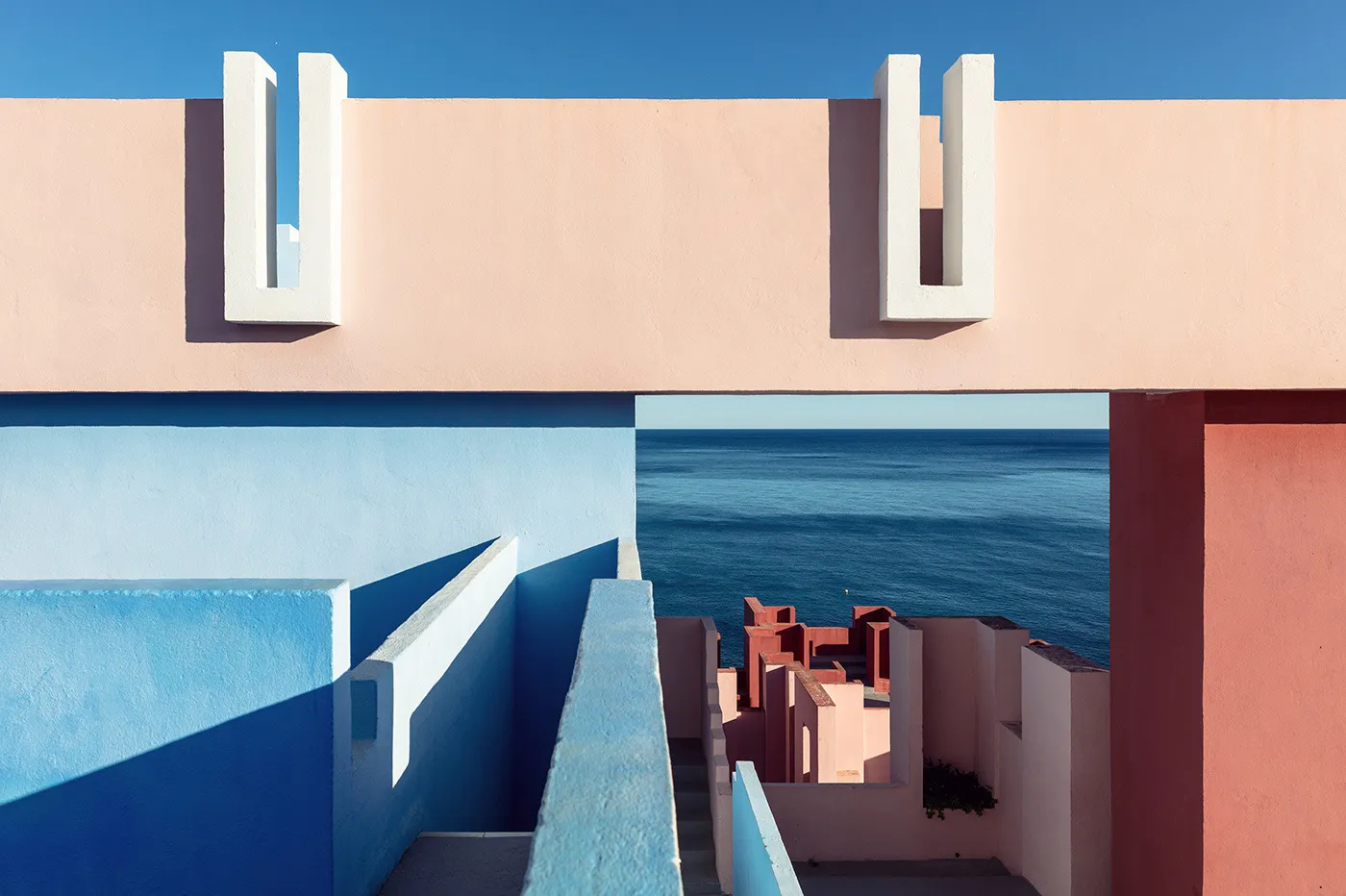 La Muralla Roja - la muraille rouge de Ricardo Bofill la muralla roja le mur rouge de ricardo bofill la manzanera calp espagne 5 la-muralla-roja-le-mur-rouge-de-ricardo-bofill-la-manzanera-calp-espagne-5