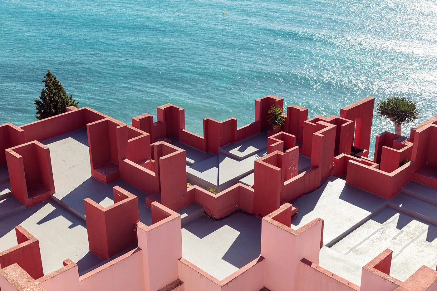 La Muralla Roja - la muraille rouge de Ricardo Bofill la muralla roja le mur rouge de ricardo bofill la manzanera calp espagne 9 la-muralla-roja-le-mur-rouge-de-ricardo-bofill-la-manzanera-calp-espagne-9
