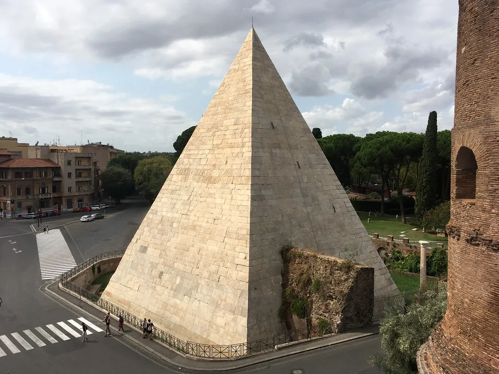 La pyramide de Cestius, une étrange pyramide à Rome la pyramide de cestius etrange pyramide a rome 3 la-pyramide-de-cestius-etrange-pyramide-a-rome-3.