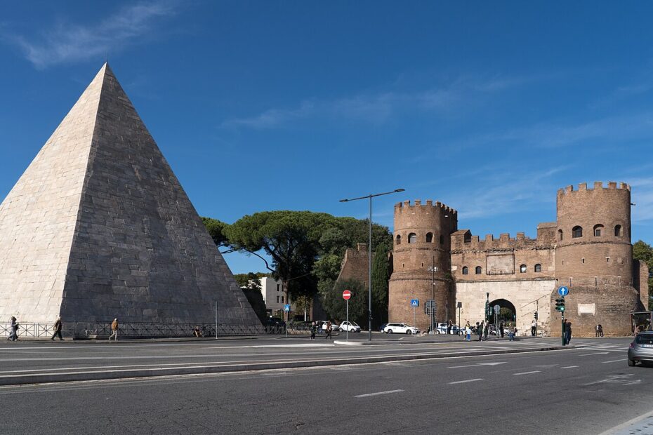 La pyramide de Cestius, une étrange pyramide à Rome pyramide cestius porta san paolo rome Pyramide de Cestius et Porta San Paolo à Rome