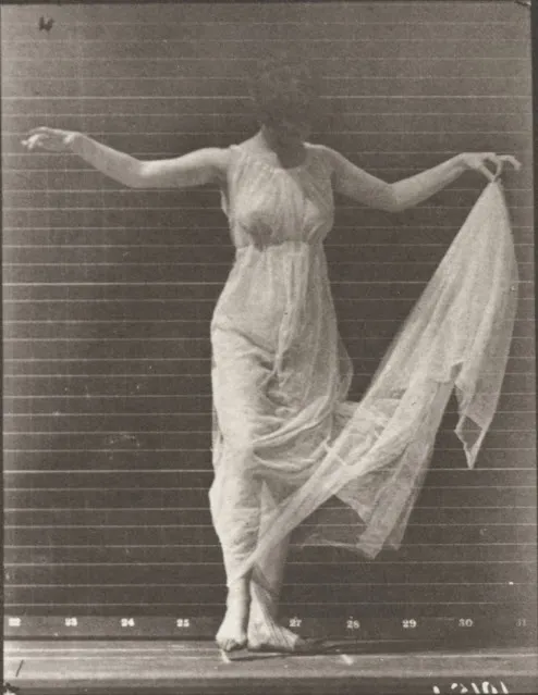 Dancing Fancy - une femme danse dans une série de clichés de 1887 Dancing Fancy une femme danse dans une serie de cliches de 1887 3 Dancing-Fancy-une-femme-danse-dans-une-serie-de-cliches-de-1887-3