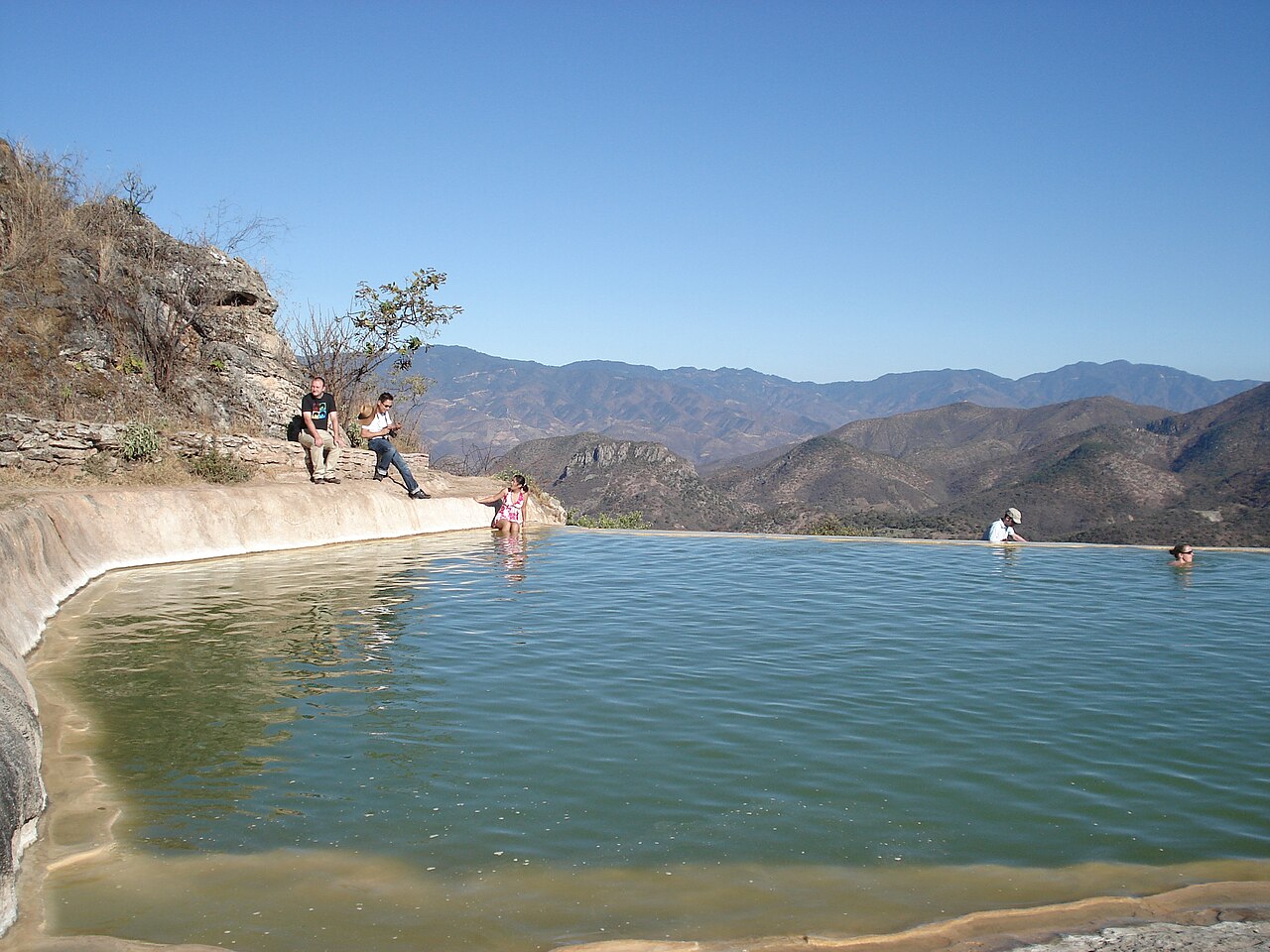 bassin vue vallee hierve el agua Bassin naturel de Hierve el Agua dominant la vallée d’Oaxaca