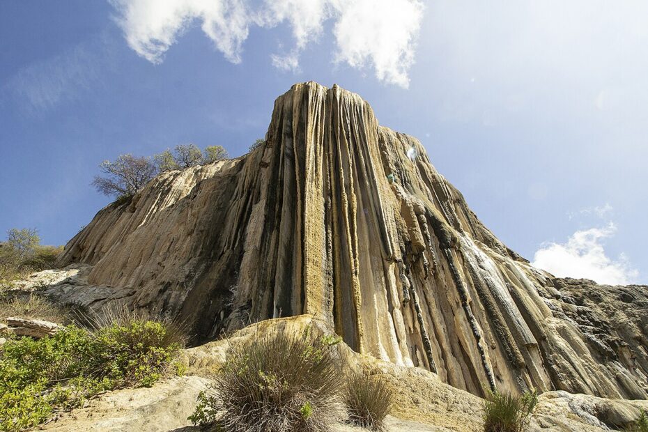 Hierve el Agua, les étonnantes cascades pétrifiées d’Oaxaca cascade petrifiee hierve el agua oaxaca Cascade pétrifiée de Hierve el Agua vue depuis le pied de la falaise