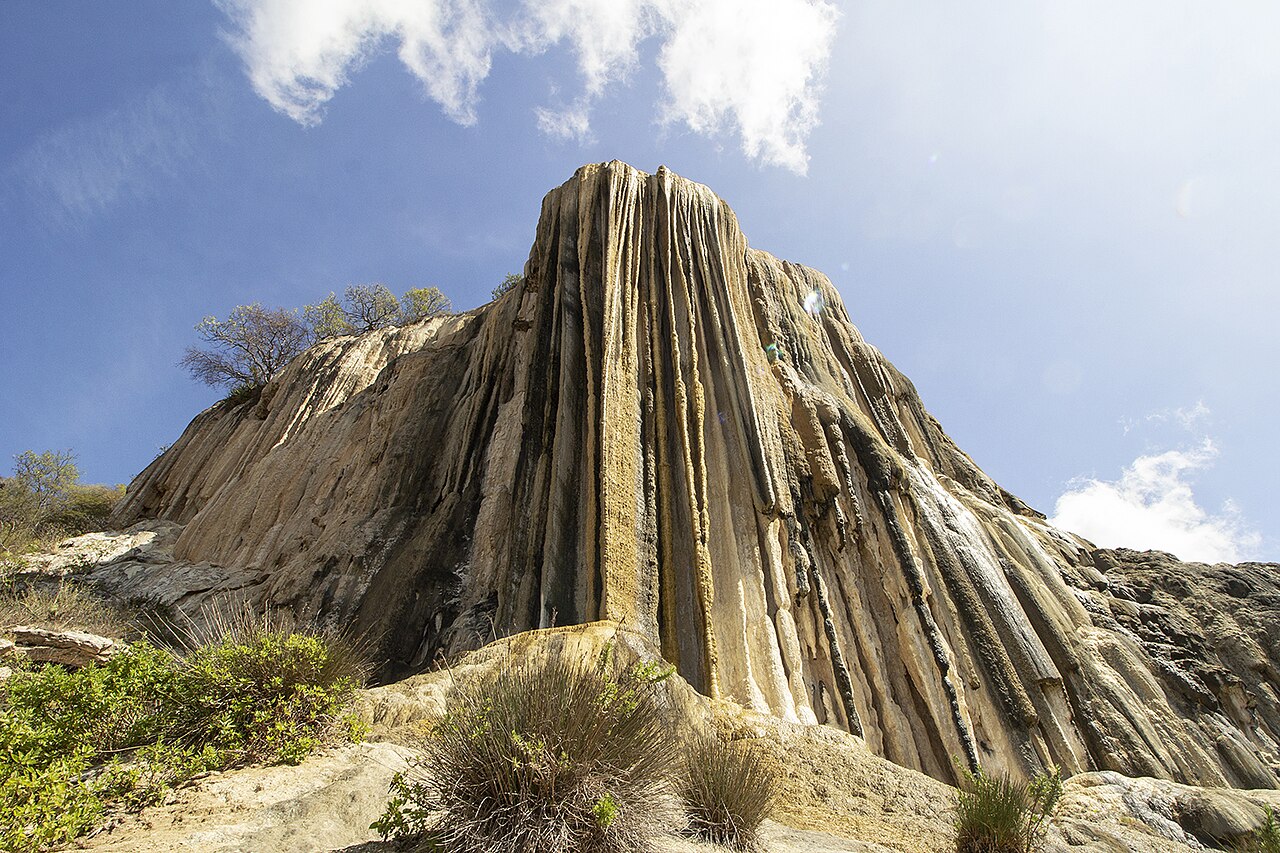 cascade petrifiee hierve el agua oaxaca Cascade pétrifiée de Hierve el Agua vue depuis le pied de la falaise