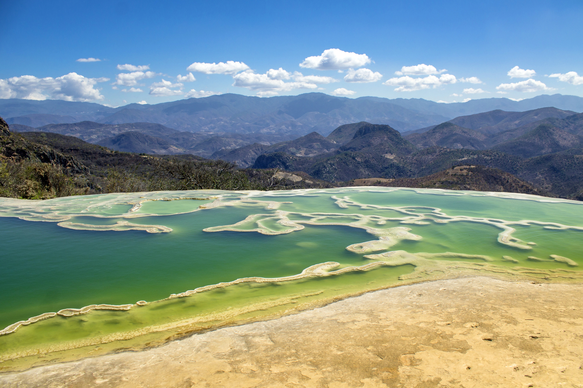 hierve el agua bassin formations rocheuses oaxaca Eau verte et formations rocheuses de Hierve el Agua dans les montagnes d’Oaxaca