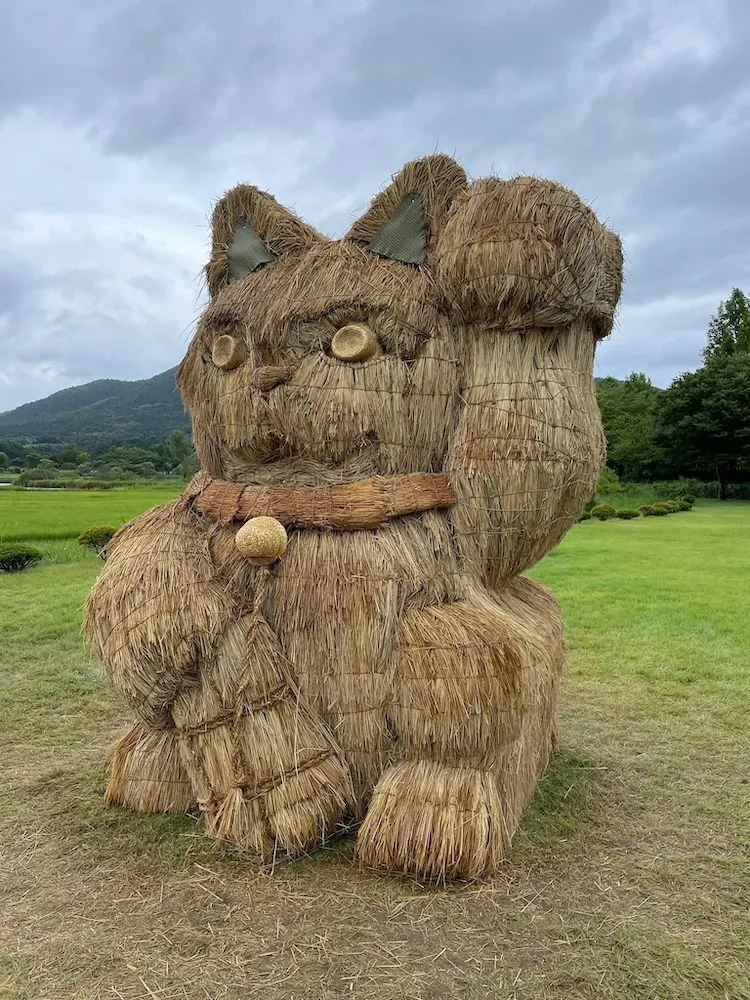 Quelques sculptures de paille géantes du festival d'art Wara quelques sculptures de paille geantes du festival dart wara 4 quelques-sculptures-de-paille-geantes-du-festival-dart-wara-14