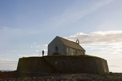 L'église St Cwyfan, la petite église dans la mer L eglise St Cwyfan la petite eglise dans la mer anglesey pays de galles 3 L-eglise-St-Cwyfan-la-petite-eglise-dans-la-mer-anglesey-pays-de-galles-3