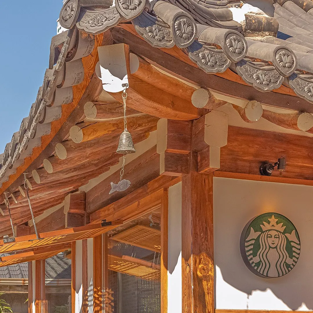 Un Starbucks dans un hanok en bois en Corée du sud Un Starbucks dans un hanok en bois en daegu Coree du sud 5 Un-Starbucks-dans-un-hanok-en-bois-en-daegu-Coree-du-sud-5