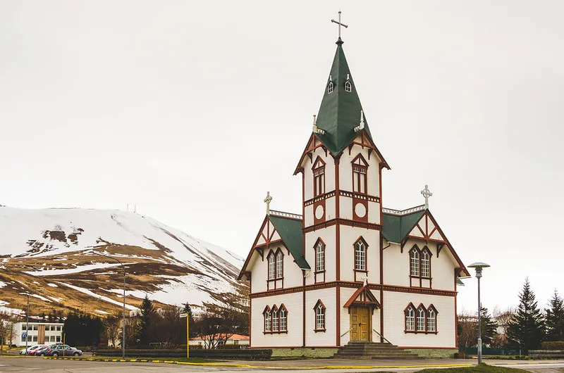 Le village de Húsavík et son spa naturel le village de husavik et son spa naturel eglise husavikurkirja 2 le-village-de-husavik-et-son-spa-naturel-eglise-husavikurkirja-2