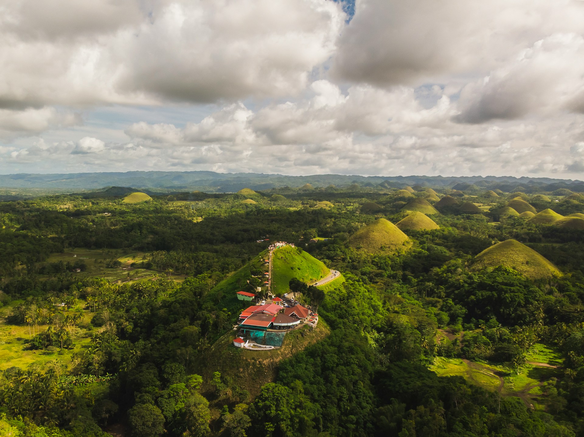 chocolate hills complex carmen bohol Vue aérienne des Chocolate Hills avec le Chocolate Hills Complex de Carmen