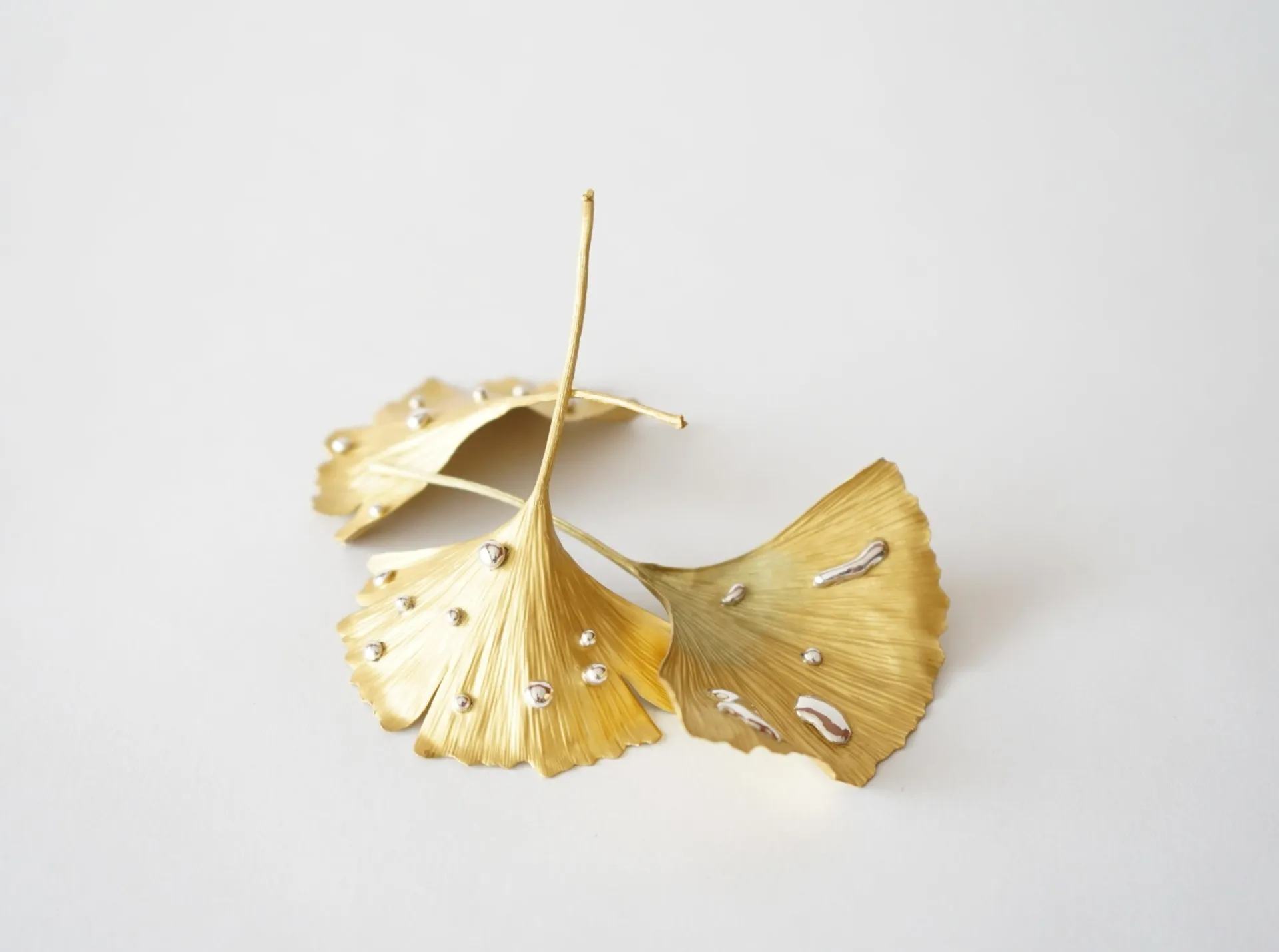 Les délicates fleurs et feuilles de métal de Shota Suzuki les delicates fleurs et feuilles de metal de shota suzuki 10 les-delicates-fleurs-et-feuilles-de-metal-de-shota-suzuki-10