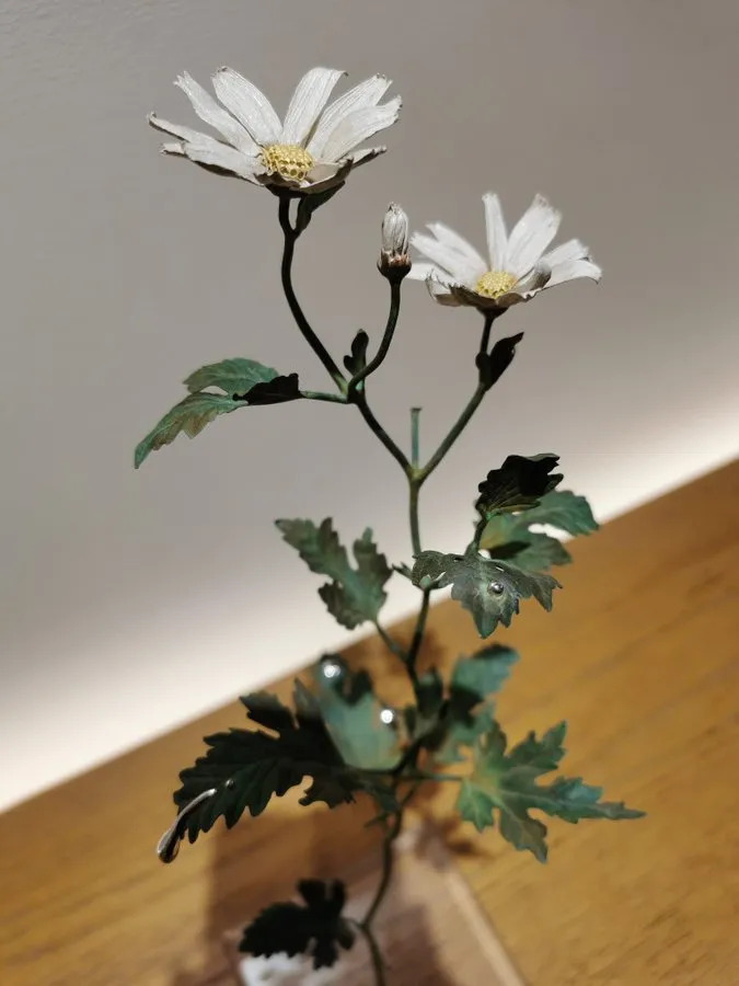 Les délicates fleurs et feuilles de métal de Shota Suzuki les delicates fleurs et feuilles de metal de shota suzuki 11 les-delicates-fleurs-et-feuilles-de-metal-de-shota-suzuki-11