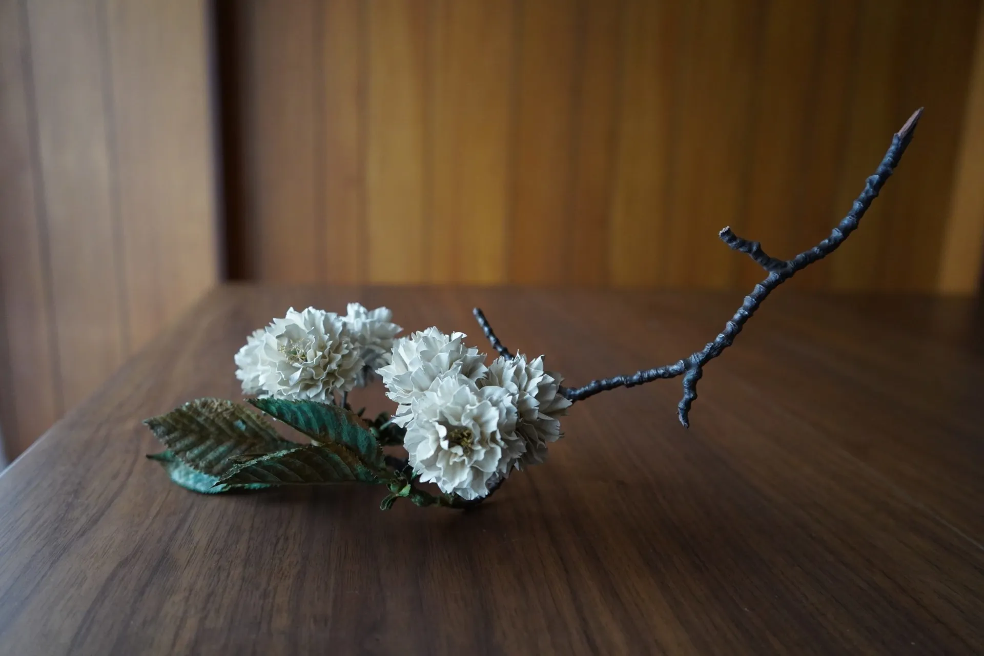 Les délicates fleurs et feuilles de métal de Shota Suzuki les delicates fleurs et feuilles de metal de shota suzuki 6 les-delicates-fleurs-et-feuilles-de-metal-de-shota-suzuki-6